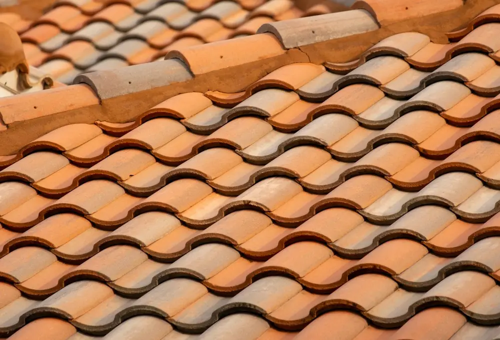 Terrakotta hullámcserepek közelről, szabályos sorokban
